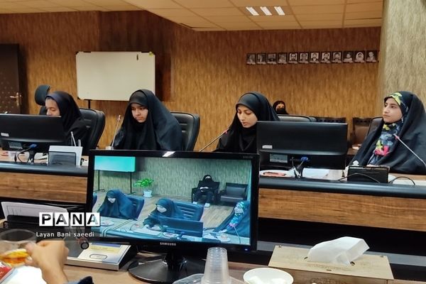 ‌دیدار جمعی از دانش‌آموزان نواحی چهارگانه شیراز با مدیرکل آموزش و پرورش استان فارس
