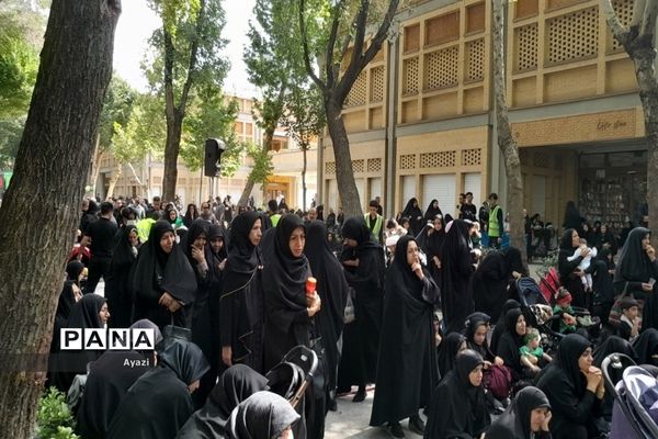 مراسم شیرخوارگان حسینی در گذر فرهنگی چهارباغ اصفهان