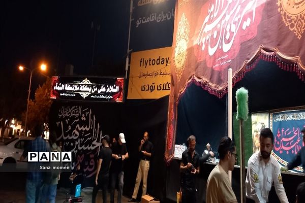 پذیرایی از عاشقان اباعبدالله الحسین(ع) در موکب‌های مشهد مقدس