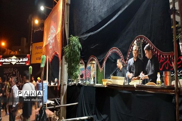 پذیرایی از عاشقان اباعبدالله الحسین(ع) در موکب‌های مشهد مقدس