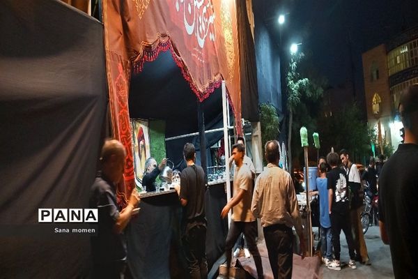 پذیرایی از عاشقان اباعبدالله الحسین(ع) در موکب‌های مشهد مقدس