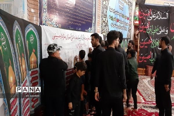 امضای طومار علیه هتک حرمت قرآن مجید توسط دانش‌آموزان پسر شهرستان کلات