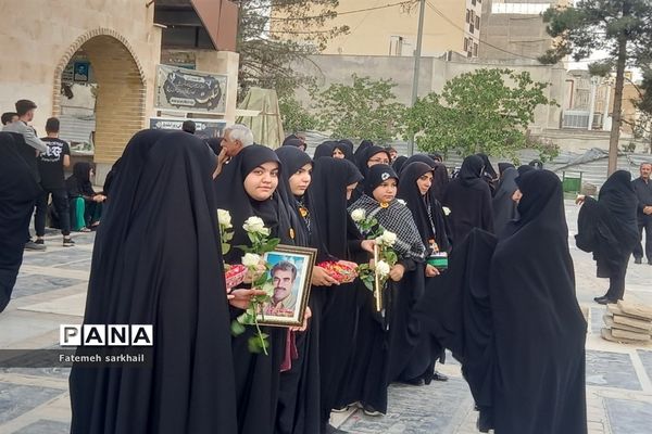 تدفین مادر شهید عباس‌پور اسفندیار در امامزاده عماد شهرستان رباط کریم