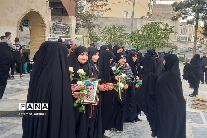 تدفین مادر شهید عباسپور اسفندیار در امامزاده عماد شهرستان رباط کریم