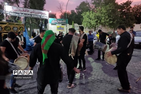 آیین‌ سنج و دمام‌زنی در شب هفتم محرم در جوار آرامگاه حافظ در شیراز