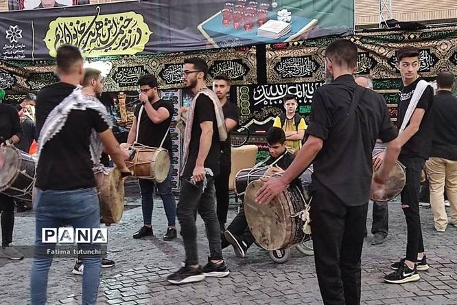 آیین سنج و دمامزنی در شب هفتم محرم در جوار آرامگاه حافظ در شیراز