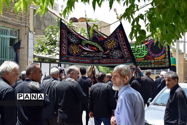 دسته عزاداری مردم چرمخوران کرج در تاسوعای حسینی