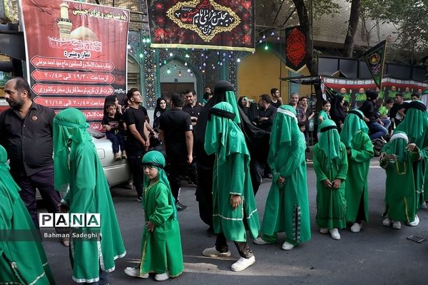 کاروان نمادین کربلا در روز تاسوعای حسینی در اصفهان
