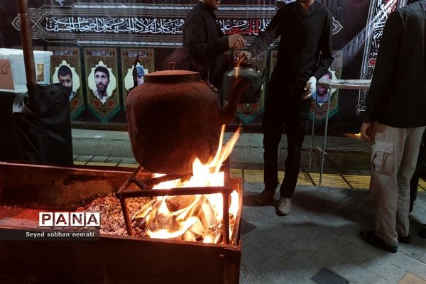 برپایی موکب‌های عزای حسینی در خیابان آیت الله واعظ طبسی مشهد مقدس