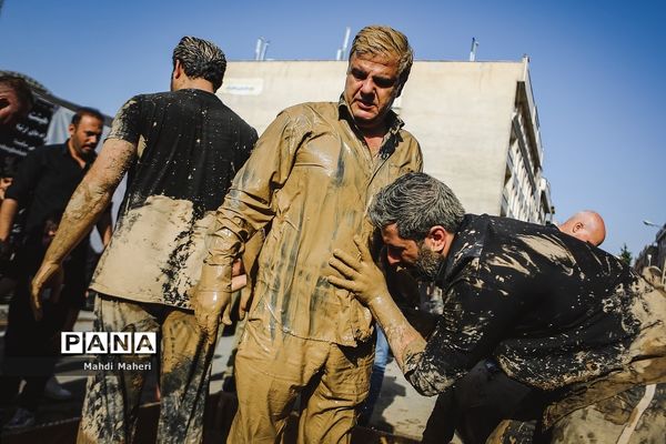 آیین سنتی «گِل مالی» لرستانی‌‎های مقیم تهران