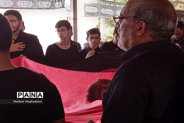 مراسم پرچم‌گردانی حرم مطهر حضرت اباعبدالله الحسین(ع) در اداره آموزش و پرورش منطقه ۱۳ تهران