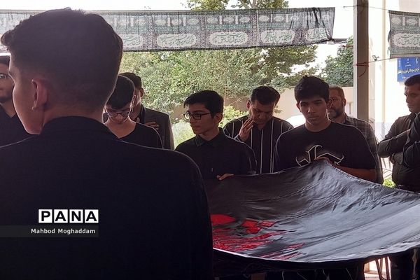 مراسم پرچم‌گردانی حرم مطهر حضرت اباعبدالله الحسین(ع) در اداره آموزش و پرورش منطقه ۱۳ تهران
