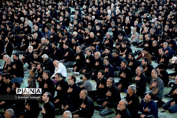 نماز ظهر عاشورا در مصلی اصفهان