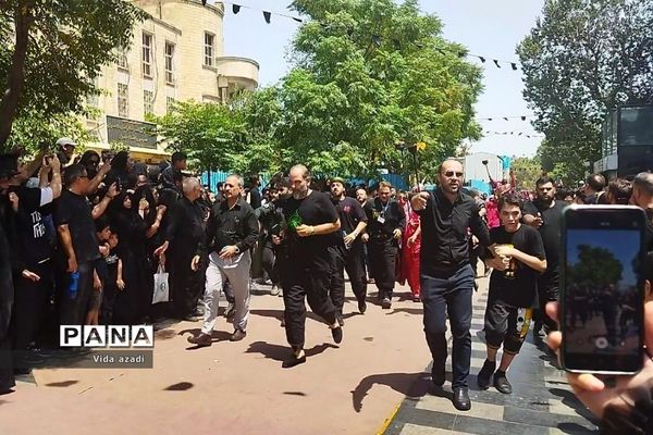 عزاداری مسجد کربلایی‌ها در محله بازار بزرگ‌ تهران در روز عاشورا