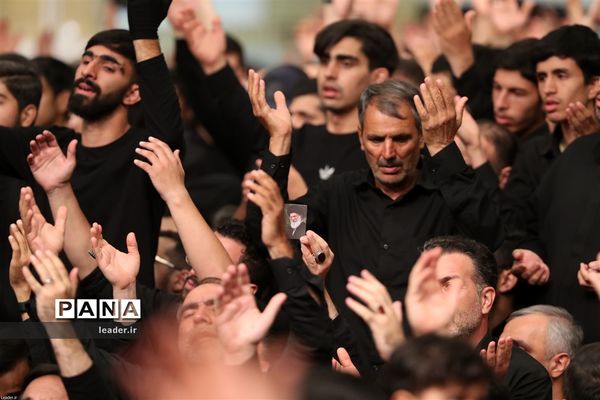 عزاداری شام غریبان با حضور رهبر انقلاب