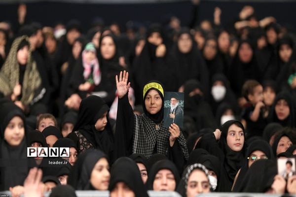 عزاداری شام غریبان با حضور رهبر انقلاب