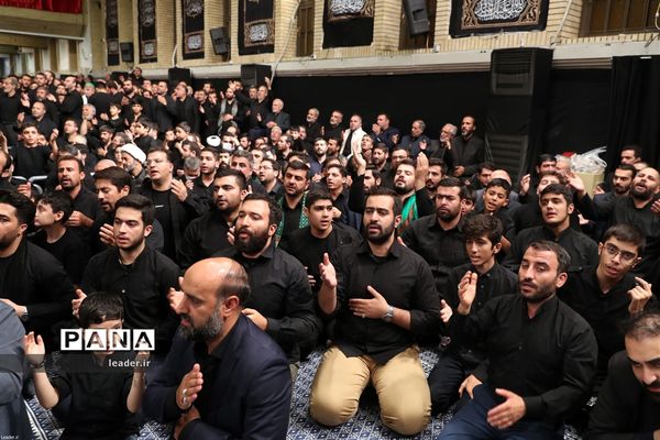 عزاداری شام غریبان با حضور رهبر انقلاب