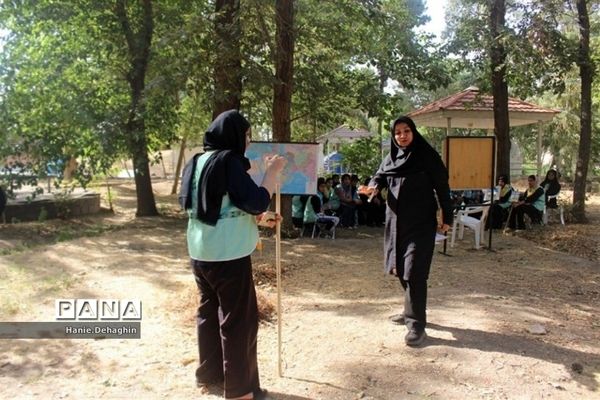 کارگاه جهت‌یابی در اردوی استانی یاورمربیان دختر شهرستان‌های استان تهران