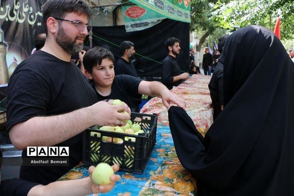 ایستگاه‌های صلواتی و حضور نوجوانان در دسته های عزاداری محرم