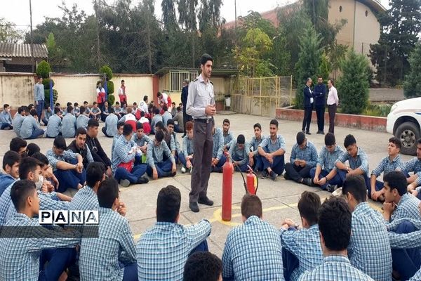 مانور عملیاتی‌ پدافند غیرعامل در دبیرستان شاهد پسرانه متوسطه دوم محمود‌آباد