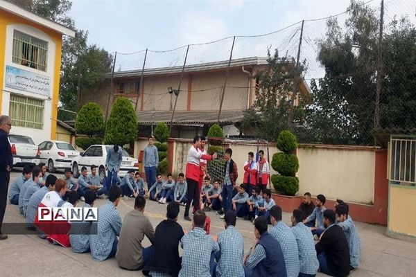 مانور عملیاتی‌ پدافند غیرعامل در دبیرستان شاهد پسرانه متوسطه دوم محمود‌آباد