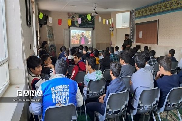 دانش‌آموزان مدرسه البرز به مشاهده مستند شهید صدرزاده نشستند