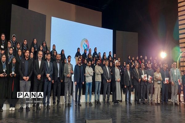 مراسم تجلیل از ۱۵ دانش‌آموز دختر منتخب جشنواره فرهنگی هنری امیدفرداخراسان شمالی