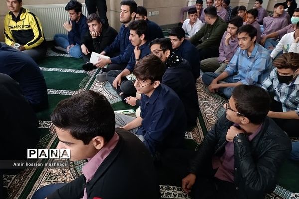 نشست صمیمی امام‌جمعه رودهن با دانش‌آموزان دبیرستان ابن‌سینا رودهن