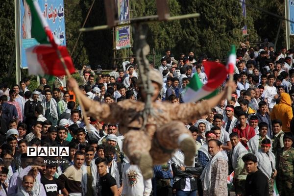 صبحگاه مشترک ۳۰۰۰ دانش‌آموزان در دانشکده امیرالمومنین (ع) اصفهان