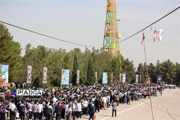 صبحگاه مشترک ۳۰۰۰ دانش‌آموزان در دانشکده امیرالمومنین (ع) اصفهان