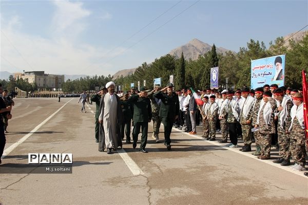 صبحگاه مشترک ۳۰۰۰ دانش‌آموزان در دانشکده امیرالمومنین (ع) اصفهان