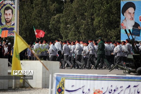 صبحگاه مشترک ۳۰۰۰ دانش‌آموزان در دانشکده امیرالمومنین (ع) اصفهان