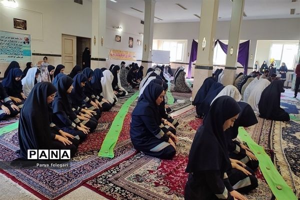 برگزاری نماز جماعت در مدرسه سوده حمدانی شهرستان قرچک