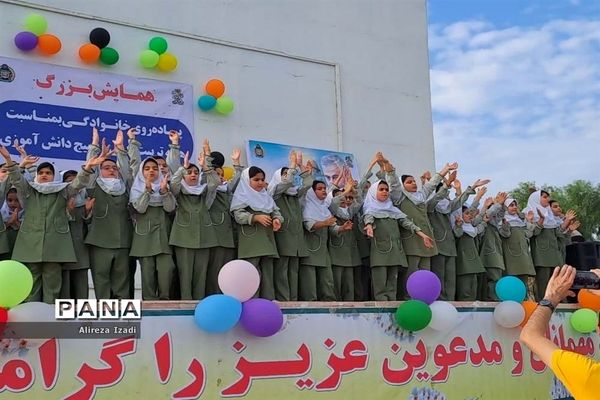 همایش بزرگ پیاده‌روی دانش‌آموزی در پایگاه دریایی بوشهر