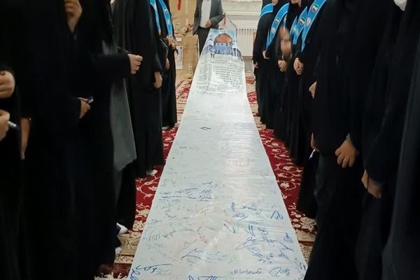 امضای طومار حمایت از فلسطین و غزه در دبیرستان حضرت خدیجه (س)