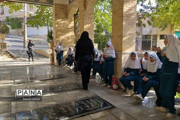 غبارروبی مزار شهدای رودهن توسط دانش‌آموزان دبستان حضرت زهرا(س)‌یک رودهن