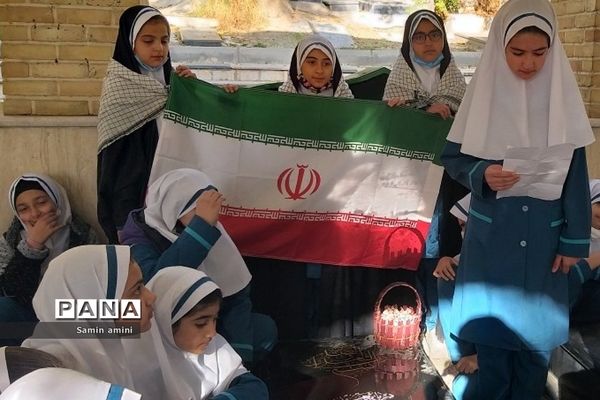 غبارروبی مزار شهدای رودهن توسط دانش‌آموزان دبستان حضرت زهرا(س)‌یک رودهن