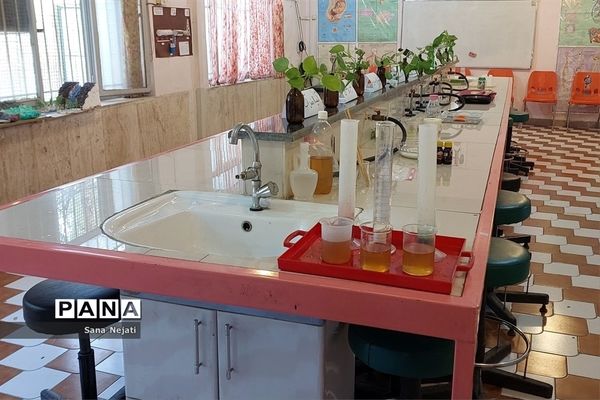 گرامیداشت هفته ملی آزمایشگاه در دبیرستان شاهد فیض ناحیه 3 شیراز