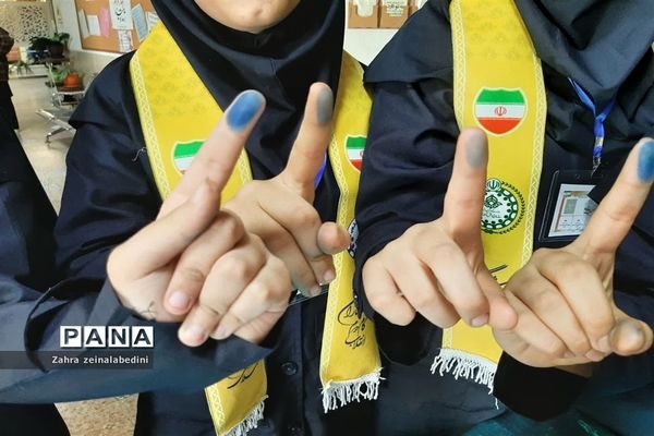 برگزاری مراسم انتخابات شورای دانش‌آموزی در مدارس شیراز