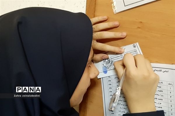 برگزاری مراسم انتخابات شورای دانش‌آموزی در مدارس شیراز