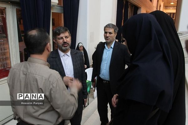 همایش دانش‌آموزی در مصلی بزرگ امام خمینی(ره) قبل از دیدار با مقام معظم رهبری