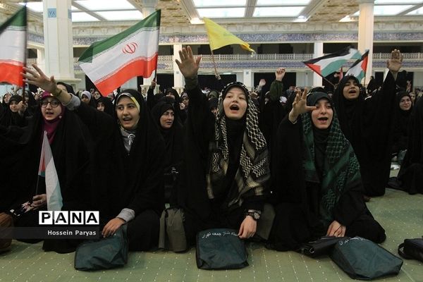 همایش دانش‌آموزی در مصلی بزرگ امام خمینی(ره) قبل از دیدار با مقام معظم رهبری
