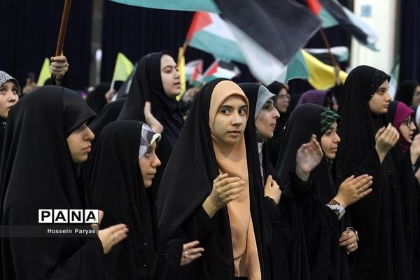 همایش دانش‌آموزی در مصلی بزرگ امام خمینی(ره) قبل از دیدار با مقام معظم رهبری