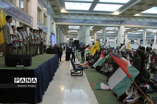 همایش دانش‌آموزی در مصلی بزرگ امام خمینی(ره) قبل از دیدار با مقام معظم رهبری