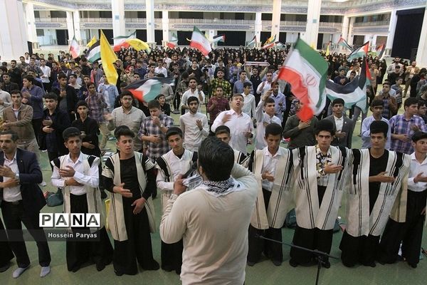 همایش دانش‌آموزی در مصلی بزرگ امام خمینی(ره) قبل از دیدار با مقام معظم رهبری