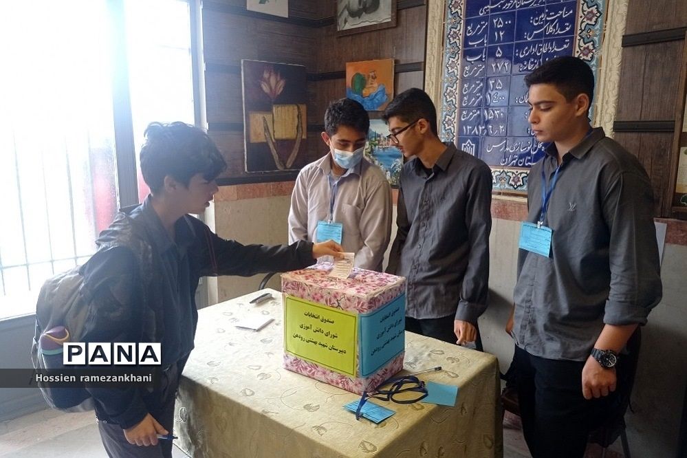 انتخابات پرشور شورای دانش‌آموزی در دبیرستان استعدادهای درخشان شهید بهشتی رودهن