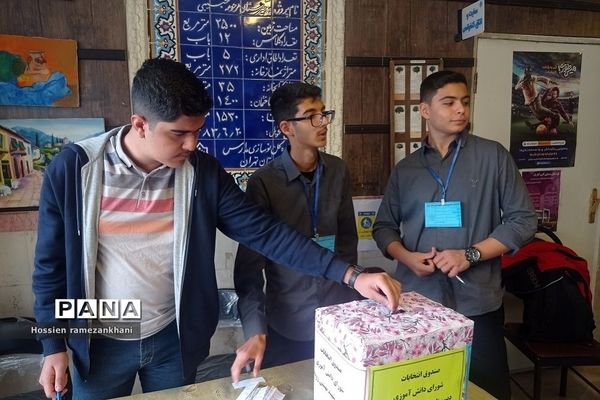 انتخابات پرشور شورای دانش‌آموزی در دبیرستان استعدادهای درخشان شهید بهشتی رودهن