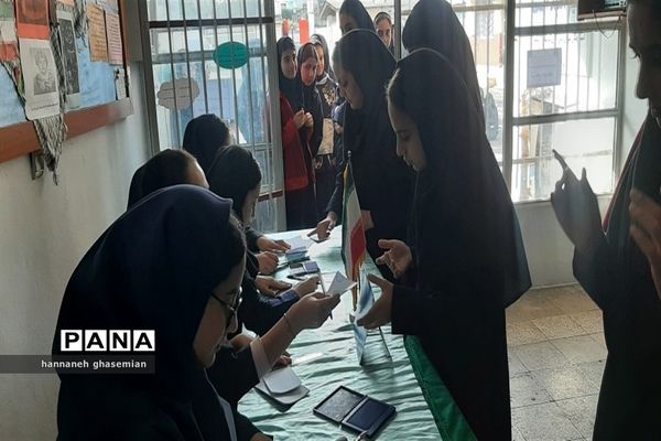 انتخابات شورای دانش‌آموزی در دبیرستان هدف عباس‌آباد