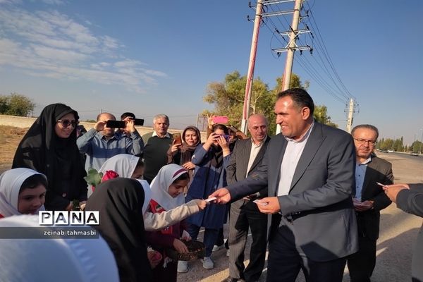 استقبال دانش‌آموزان و فرهنگیان شهرستان سروستان از مدیرکل آموزش و پرورش استان فارس