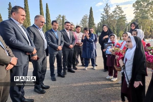 استقبال دانش‌آموزان و فرهنگیان شهرستان سروستان از مدیرکل آموزش و پرورش استان فارس